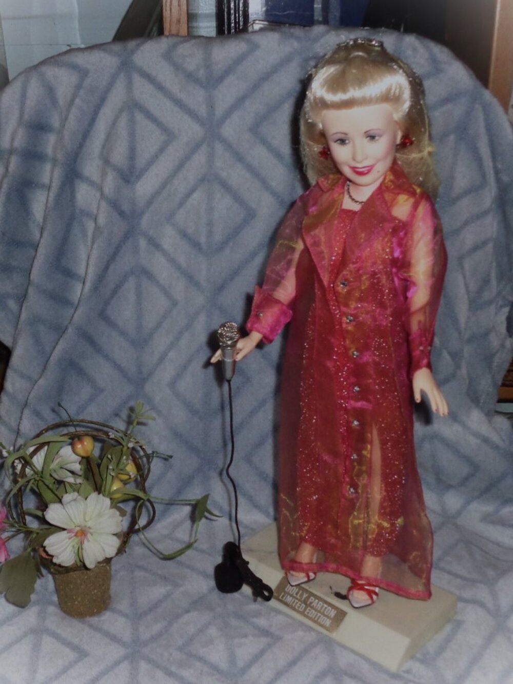 SOLD! SOLD! SOLD! -GOLDBERGER 17" VINYL DOLLY PARTON FASHION DOLL-EXCELLENT - Picture 3 of 5